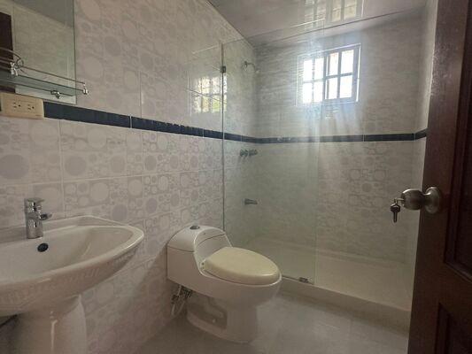 Apartamento en Ensanche Ozama, Santo Domingo Este de 3 habitaciones con 3 baños y 3 parqueos de 115 mts² con mantenimiento incluido - Imagen 3