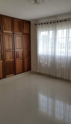 Casa en Brisa Oriental, Santo Domingo Este y 2 parqueos de 276 mts² - Imagen 2