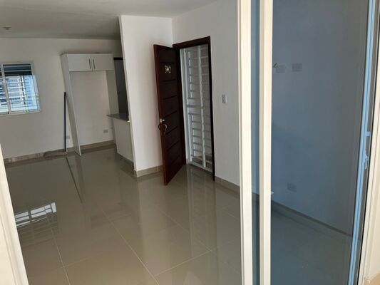 Apartamento en Autopista San Isidro, Santo Domingo Este de 3 habitaciones con 2 baños y 1 parqueo con mantenimiento incluido - Imagen 5