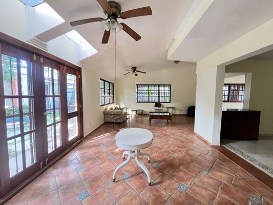 Casa en Julieta Morales, Santo Domingo D.N. de 4 habitaciones con 3 baños y 4 parqueos de 468 mts² - Imagen 2