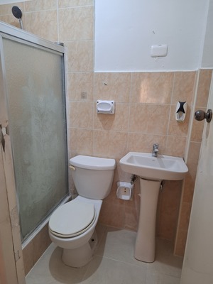 Apartamento en Av. España, Santo Domingo Este de 3 habitaciones con 2 baños y 1 parqueo en 4to nivel de 110 mts² con mantenimiento incluido - Imagen 4