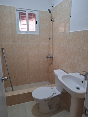 Apartamento en Av. España, Santo Domingo Este de 3 habitaciones con 2 baños y 1 parqueo en 4to nivel de 110 mts² con mantenimiento incluido - Imagen 5
