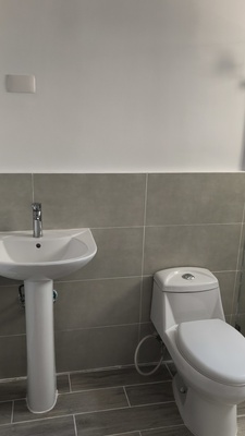 Apartamento en Autopista Duarte, Santo Domingo D.N. de 3 habitaciones con 2 baños y 2 parqueos en 2do nivel con 97 mts² con mantenimiento incluido - Imagen 2