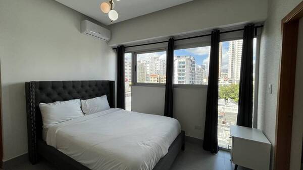 Apartamento en Ensanche Serralles, Santo Domingo D.N. con 1 habitación, 1 baño, 1 parqueo en 4to nivel de 44 mts² con mantenimiento incluido - Imagen 2