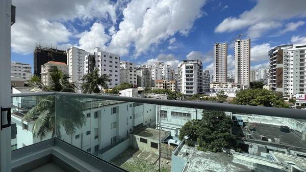 Apartamento en Ensanche Serralles, Santo Domingo D.N. con 1 habitación, 1 baño, 1 parqueo en 4to nivel de 44 mts² con mantenimiento incluido - Imagen 3