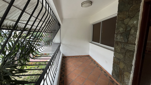 Casa en Los Prados, Santo Domingo D.N. con 3 habitaciones, 2 baños, 2 parqueos de 2 niveles con mantenimiento incluido - Imagen 2