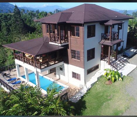 Villa en Mata De Plátano, Jarabacoa de 4 habitaciones con 4 baños y 4 parqueos de 2 niveles con 6229 mts² - Imagen 1
