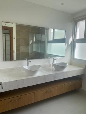 Casa en Downtown Punta Cana, Bávaro de 3 habitaciones con 3 baños y 2 parqueos de 2 niveles con mantenimiento incluido - Imagen 2