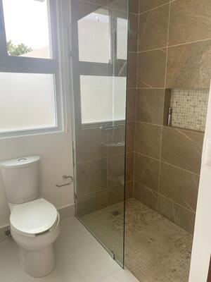 Casa en Downtown Punta Cana, Bávaro de 3 habitaciones con 3 baños y 2 parqueos de 2 niveles con mantenimiento incluido - Imagen 3