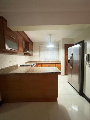 Apartamento en Ensanche Paraíso, Santo Domingo D.N. de 2 habitaciones con 2 baños y 2 parqueos en 4to nivel con 135 mts² con mantenimiento incluido - Imagen 1