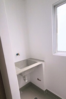 Apartamento en La Cienaga, Santo Domingo Oeste con 3 habitaciones, 2 baños, 1 parqueo en 4to nivel de 87 mts² con mantenimiento incluido - Imagen 2