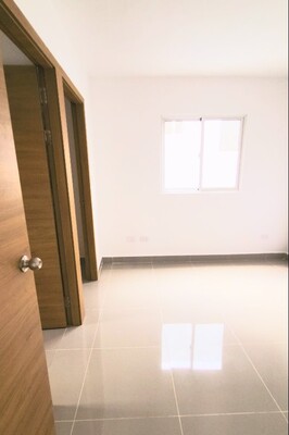 Apartamento en La Cienaga, Santo Domingo Oeste con 3 habitaciones, 2 baños, 1 parqueo en 4to nivel de 87 mts² con mantenimiento incluido - Imagen 4