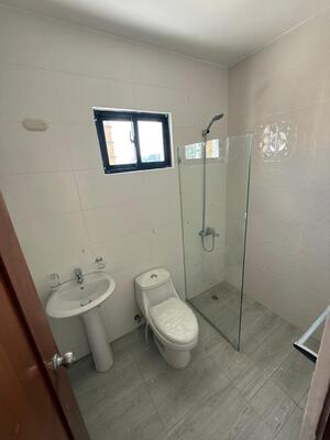 Apartamento en Los Alamos, Santiago con 3 habitaciones, 2 baños, 2 parqueos en 2do nivel de 119 mts² - Imagen 5