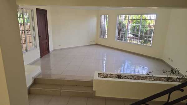 Casa en Residencial Alameda, Santo Domingo Oeste con 4 habitaciones, 4 baños, 2 parqueos de 2 niveles de 500 mts² con mantenimiento incluido - Imagen 6