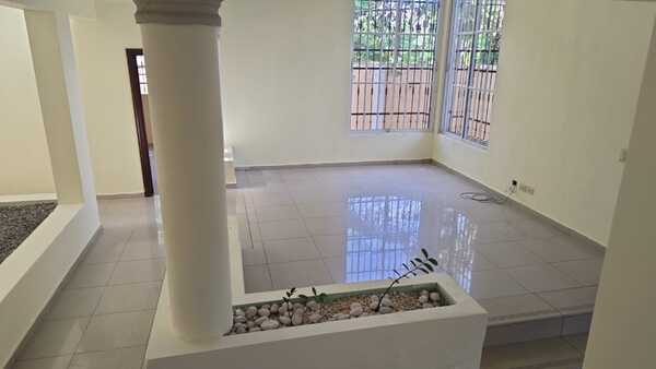 Casa en Residencial Alameda, Santo Domingo Oeste con 4 habitaciones, 4 baños, 2 parqueos de 2 niveles de 500 mts² con mantenimiento incluido - Imagen 7