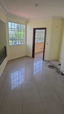 Casa en Residencial Alameda, Santo Domingo Oeste con 4 habitaciones, 4 baños, 2 parqueos de 2 niveles de 500 mts² con mantenimiento incluido - Imagen 2