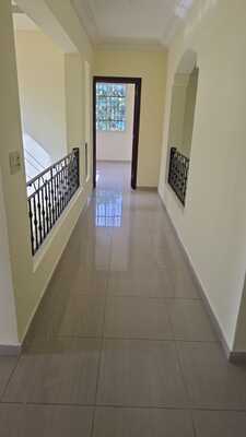 Casa en Residencial Alameda, Santo Domingo Oeste con 4 habitaciones, 4 baños, 2 parqueos de 2 niveles de 500 mts² con mantenimiento incluido - Imagen 3