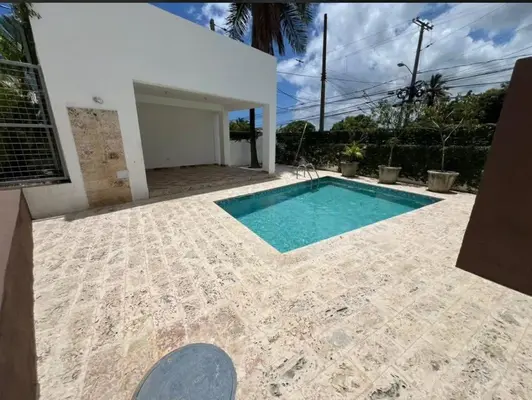 Apartamento en Torre Alta, Puerto Plata con 3 habitaciones, 2 baños, 2 parqueos en 1er nivel con mantenimiento incluido - Imagen 2