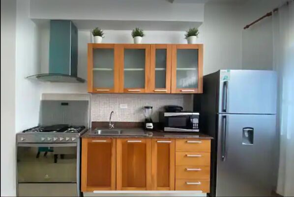 Apartamento en Gazcue, Santo Domingo D.N. con 1 habitación, 1 baño, 1 parqueo en 5to nivel de 72 mts² con mantenimiento incluido - Imagen 4
