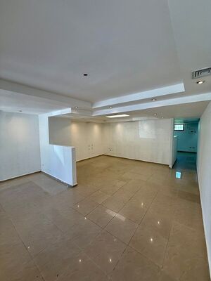 Local comercial en Ensanche Naco, Santo Domingo D.N. con 4 parqueos en 1er nivel de 82 mts² - Imagen 2