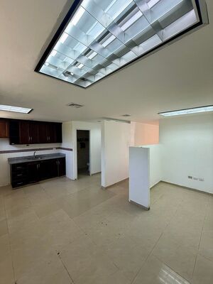 Local comercial en Ensanche Naco, Santo Domingo D.N. con 4 parqueos en 1er nivel de 82 mts² - Imagen 4