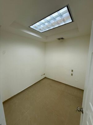 Local comercial en Ensanche Naco, Santo Domingo D.N. con 4 parqueos en 1er nivel de 82 mts² - Imagen 5