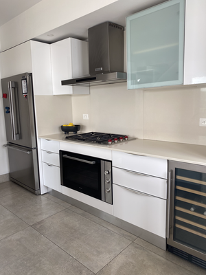 Apartamento en Evaristo Morales, Santo Domingo D.N. con 2 habitaciones, 3 baños, 3 parqueos en 10mo nivel de 250 mts² con mantenimiento incluido - Imagen 3