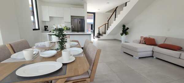 Casa en Vista Cana, Punta Cana con 3 habitaciones, 2 baños, 2 parqueos de 2 niveles de 196 mts² con mantenimiento incluido - Imagen 3