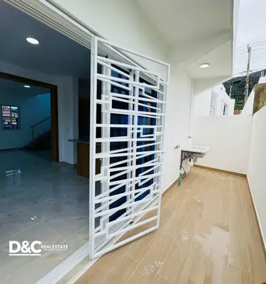 Casa en Torre Alta, Puerto Plata con 3 habitaciones, 2 baños, 2 parqueos de 2 niveles de 190 mts² con mantenimiento incluido - Imagen 2
