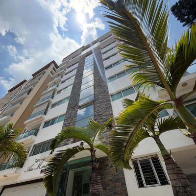 Apartamento en La Esmeralda, Santiago con 3 habitaciones, 2 baños, 2 parqueos en 1er nivel de 170 mts² con mantenimiento incluido - Imagen 1