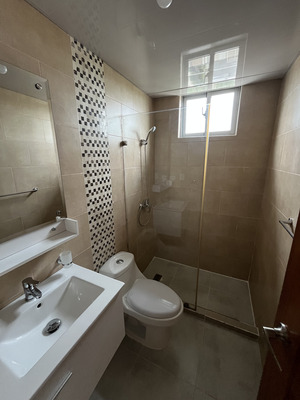 Apartamento en Bella Vista, Santo Domingo D.N. con 3 habitaciones, 2 baños, 2 parqueos en 7mo nivel de 150 mts² con mantenimiento incluido - Imagen 2