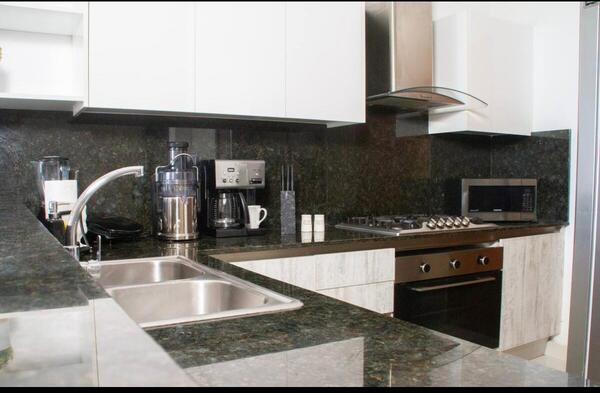 Apartamento en Bella Vista, Santo Domingo D.N. con 2 habitaciones, 2 baños, 1 parqueo en 9no nivel de 80 mts² con mantenimiento incluido - Imagen 2