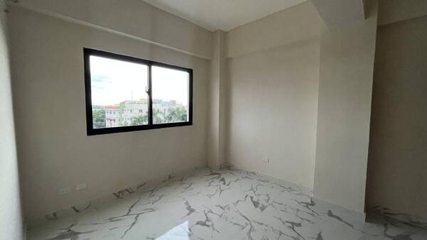 Apartamento en La Feria, Santo Domingo D.N. con 2 habitaciones, 2 baños, 2 parqueos en 4to nivel de 110 mts² con mantenimiento incluido - Imagen 3