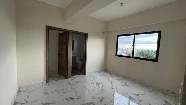 Apartamento en La Feria, Santo Domingo D.N. con 2 habitaciones, 2 baños, 2 parqueos en 4to nivel de 110 mts² con mantenimiento incluido - Imagen 4