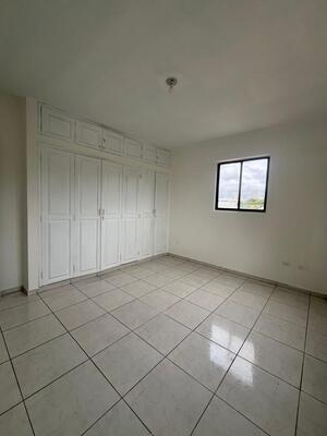 Apartamento en Zona Universitaria, Santo Domingo D.N. con 2 habitaciones, 1 baño, 1 parqueo en 4to nivel de 83 mts² - Imagen 2
