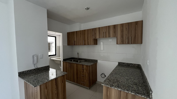 Apartamento en Autopista Las Americas, Santo Domingo Este con 3 habitaciones, 2 baños, 3 parqueos en 1er nivel de 92 mts² - Imagen 2