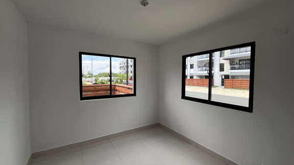 Apartamento en Autopista Las Americas, Santo Domingo Este con 3 habitaciones, 2 baños, 3 parqueos en 1er nivel de 92 mts² - Imagen 5