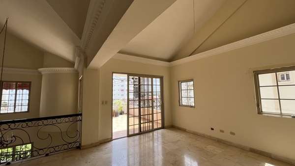 Penthouse en Ensanche Naco, Santo Domingo D.N. con 3 habitaciones, 3 baños, 3 parqueos en 6to nivel de 400 mts² - Imagen 2