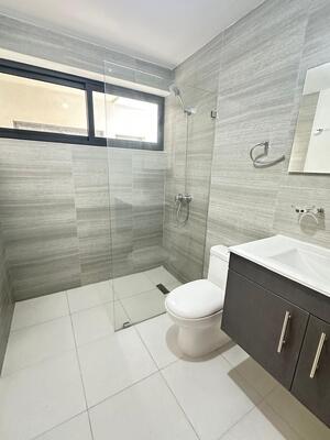 Apartamento en Gazcue, Santo Domingo D.N. con 3 habitaciones, 2 baños, 2 parqueos en 4to nivel de 103 mts² con mantenimiento incluido - Imagen 3