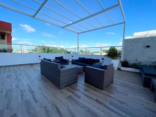 Apartamento en Alma Rosa II, Santo Domingo Este con 3 habitaciones, 3 baños, 3 parqueos en 4to nivel de 333 mts² - Imagen 2