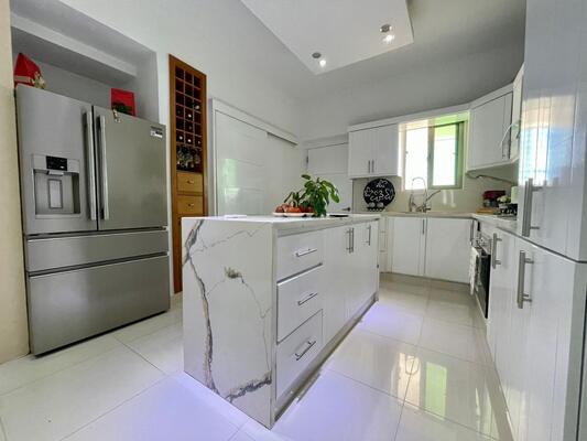 Apartamento en Alma Rosa II, Santo Domingo Este con 3 habitaciones, 3 baños, 3 parqueos en 4to nivel de 333 mts² - Imagen 5