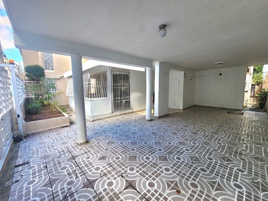 Casa en Evaristo Morales, Santo Domingo D.N. con 3 habitaciones, 2 baños, 2 parqueos de 315 mts² - Imagen 4