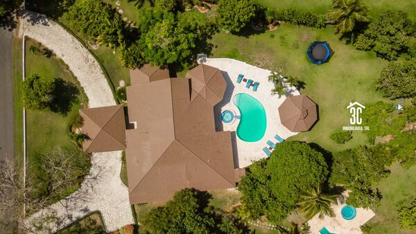 Villa en Casa De Campo, La Romana con 4 habitaciones, 4 baños, 4 parqueos de 2 niveles de 1707 mts² - Imagen 2