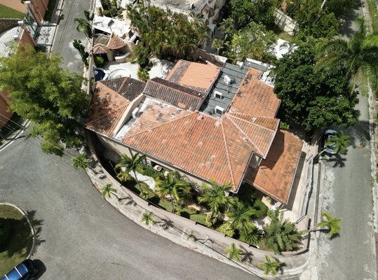 Casa en Altos De Arroyo Hondo II, Santo Domingo D.N. con 4 habitaciones, 4 baños, 4 parqueos de 2 niveles - Imagen 2