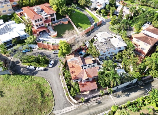 Casa en Altos De Arroyo Hondo II, Santo Domingo D.N. con 4 habitaciones, 4 baños, 4 parqueos de 2 niveles - Imagen 3