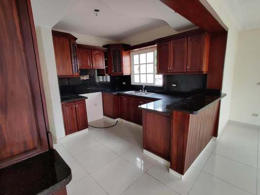 Casa en Altos de Arroyo Hondo III, Santo Domingo D.N. con 3 habitaciones, 2 baños, 1 parqueo de 2 niveles de 125 mts² con mantenimiento incluido - Imagen 2