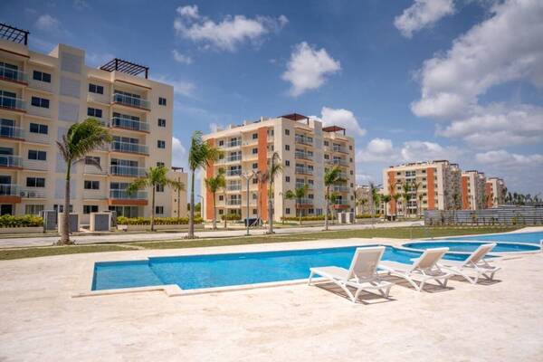 Apartamento en Pueblo Bávaro, Bávaro con 2 habitaciones, 2 baños, 1 parqueo en 1er nivel de 61 mts² con mantenimiento incluido - Imagen 2