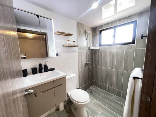 Apartamento en Epic Residences, Bávaro con 2 habitaciones, 2 baños, 1 parqueo en 2do nivel de 74 mts² con mantenimiento incluido - Imagen 3