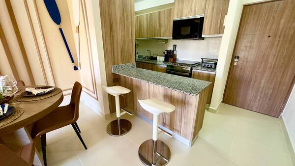 Apartamento en Epic Residences, Bávaro con 2 habitaciones, 2 baños, 1 parqueo en 4to nivel de 84 mts² con mantenimiento incluido - Imagen 7