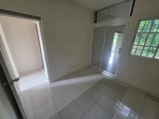 Apartamento en Residencial Los Hidalgos, Los Alcarrizos con 2 habitaciones, 2 baños, 1 parqueo en 2do nivel de 85 mts² con mantenimiento incluido - Imagen 5